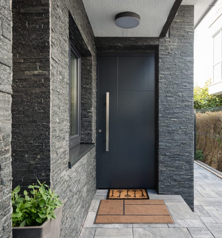 Steel security door – hinge area