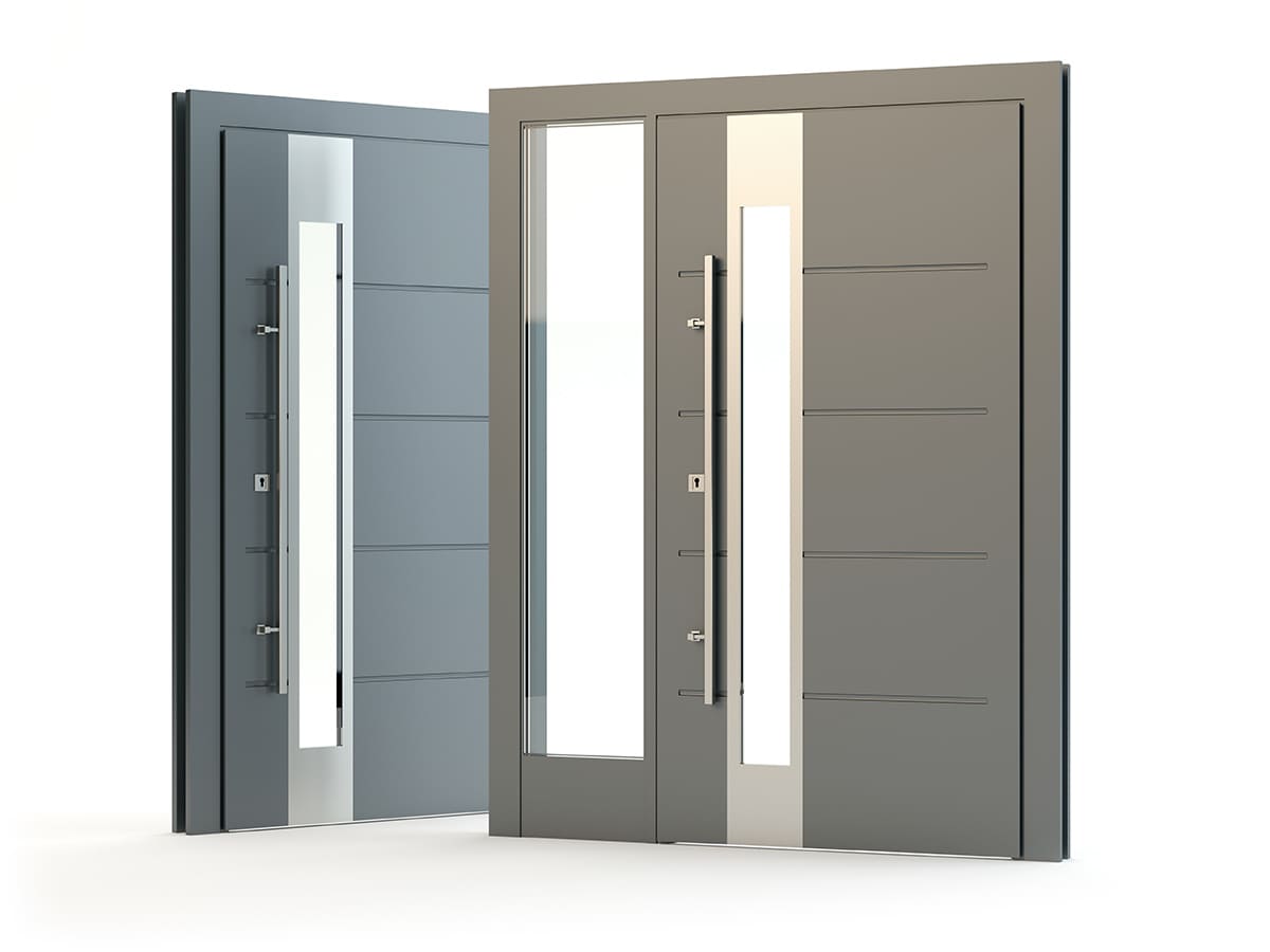 Dwoje nowoczesnych drzwi aluminiowych z pionowymi stalowymi pochwytami, wąskimi przeszkleniami i otworami na klucz